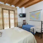 Tri Re E 'na Regina Konukevi 4*